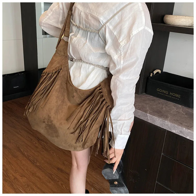 Mala Hobo Suede Tassels - Estilo Boho Chique com Detalhe de Franja em Camurça Soft