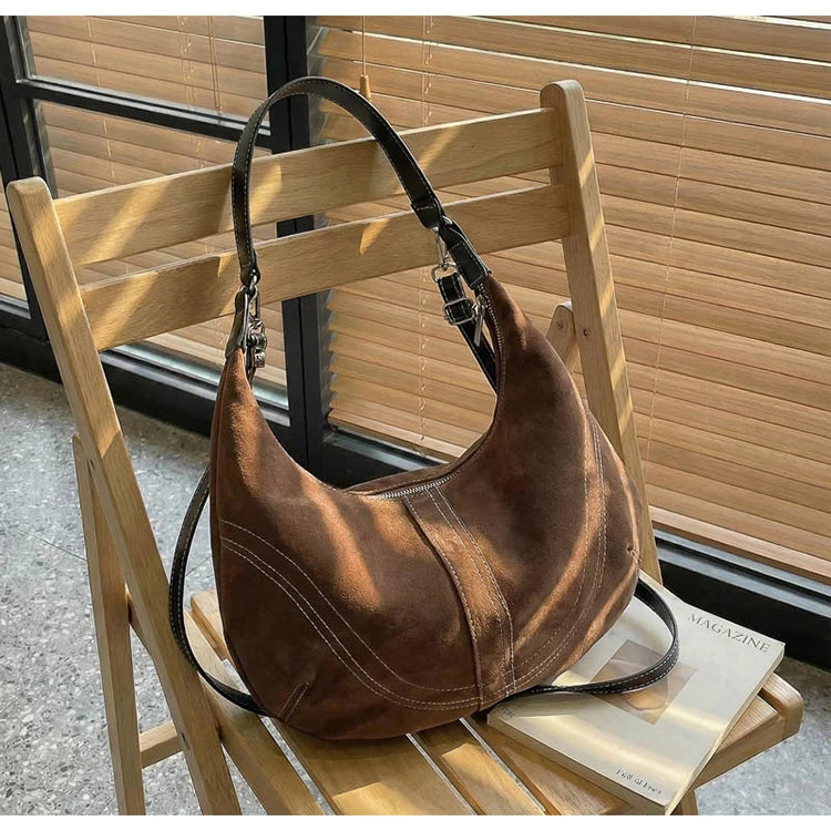 Mala Hobo Suede Stitch - Design de Costuras Retrô em Camurça Soft Versátil