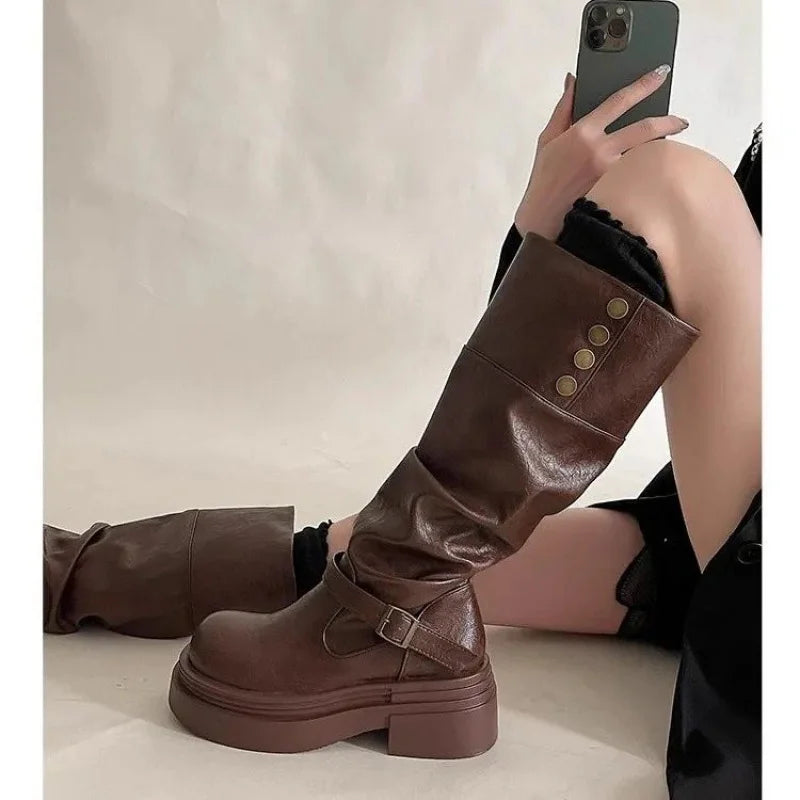Bota Cano Alto Biker Deluxe - Design Tratorado com Fivelas de Grife