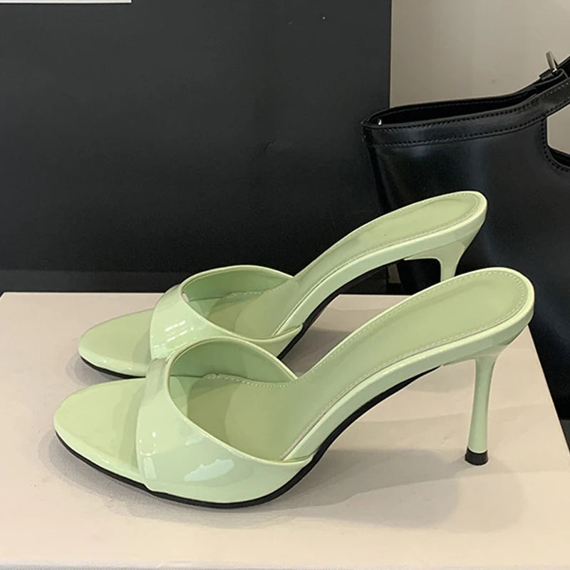 Sandália Mule Wine Luxury - Design Aberto em Verniz com Salto Esculpido