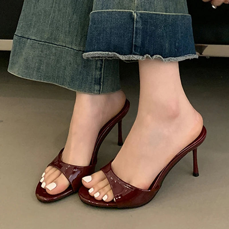 Sandália Mule Wine Luxury - Design Aberto em Verniz com Salto Esculpido