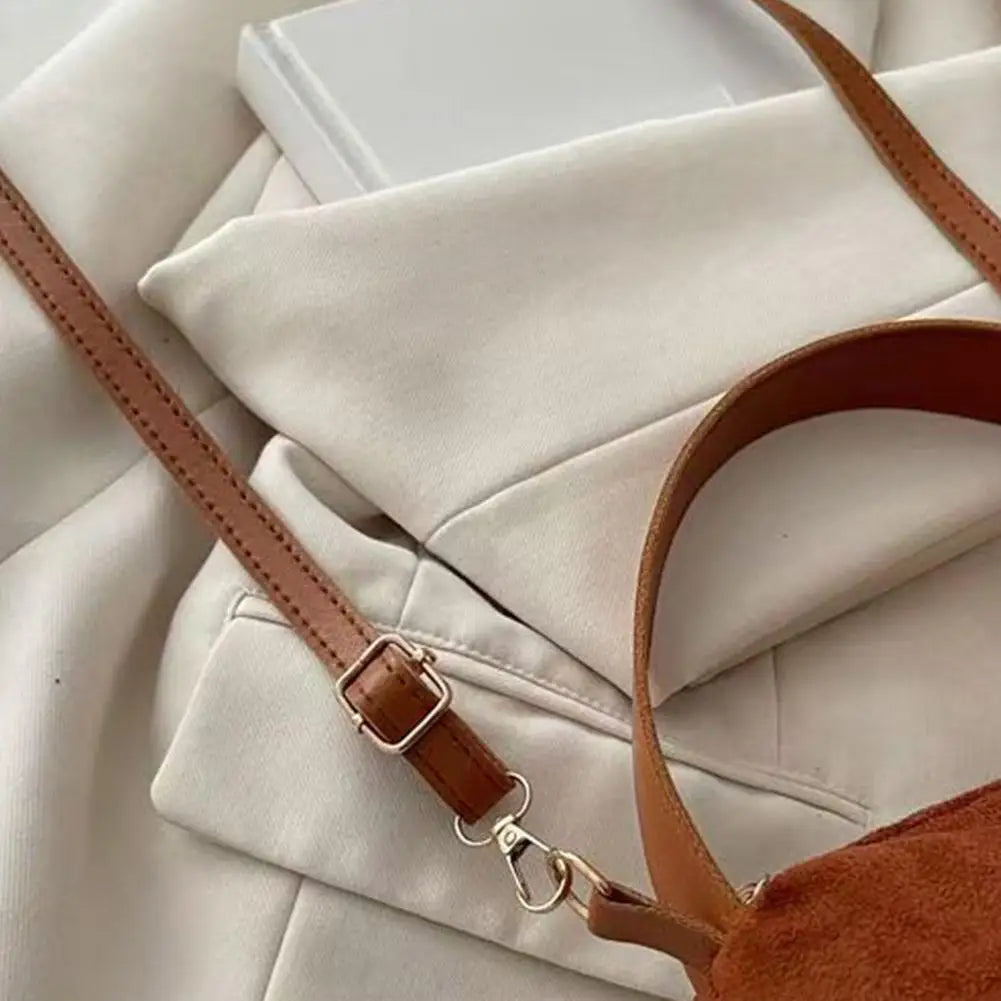 Mala Underarm Suede Classique - Silhueta de Axila Minimalista com Acabamento Fosco
