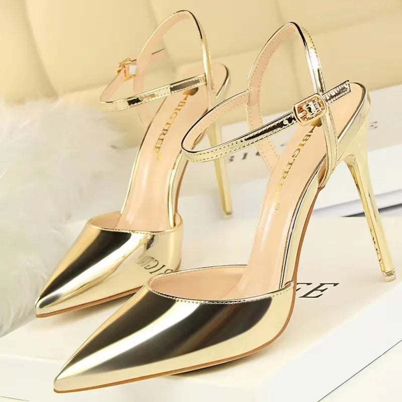 Sandália Stiletto Gala - Tiras Finas em Verniz com Salto Agulha de Grife