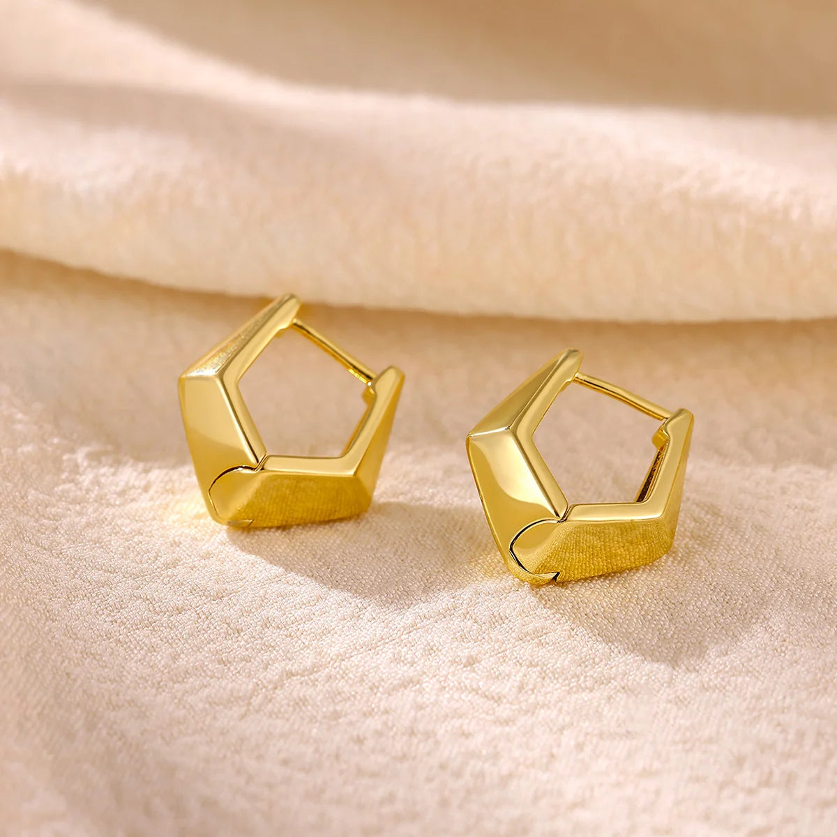 Brincos Huggies Facetados Losango - Design Geométrico Banhado a Ouro