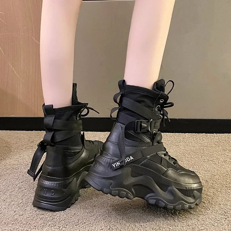 Bota Chunky Platform Moto - Design Tratorado com Atacadores e Salto Confort