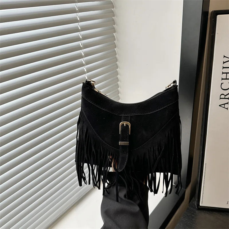 Mala Transversal Suede Fringe - Detalhe de Franjas Boho com Acabamento Vintage