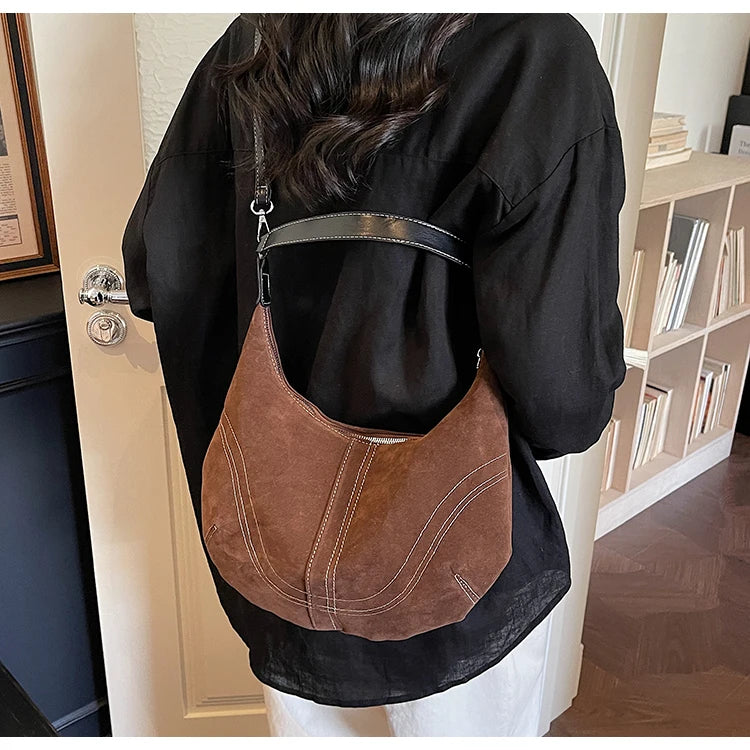Mala Hobo Suede Stitch - Design de Costuras Retrô em Camurça Soft Versátil