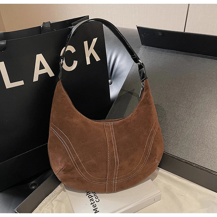 Mala Hobo Suede Stitch - Design de Costuras Retrô em Camurça Soft Versátil