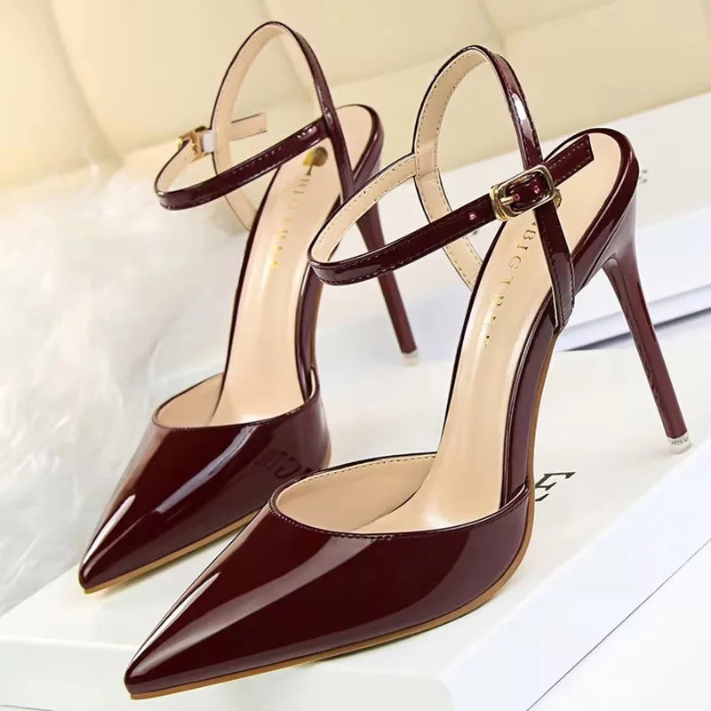 Sandália Stiletto Gala - Tiras Finas em Verniz com Salto Agulha de Grife