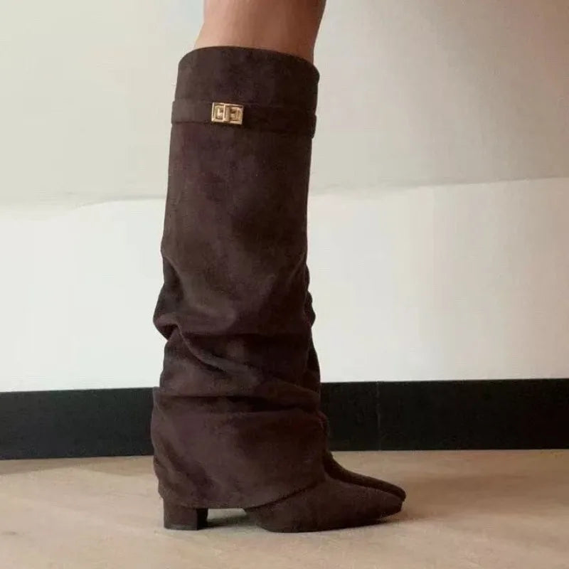 Bota Cano Alto Buckle Deluxe - Bico Fino com Detalhe de Fivela Premium