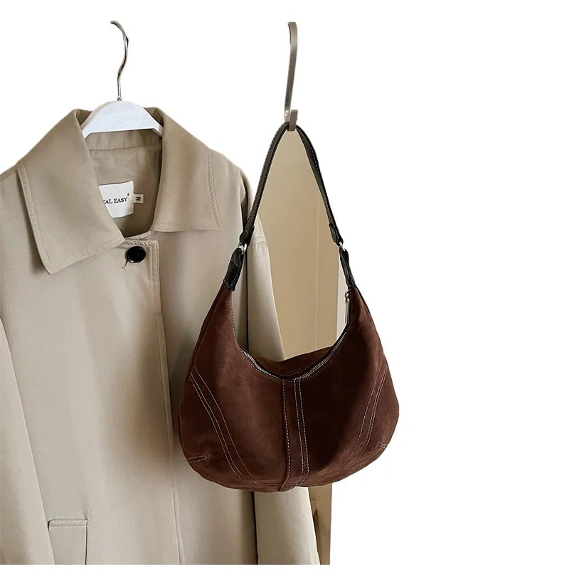 Mala Hobo Suede Stitch - Design de Costuras Retrô em Camurça Soft Versátil
