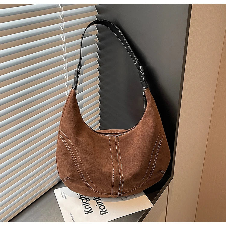 Mala Hobo Suede Stitch - Design de Costuras Retrô em Camurça Soft Versátil