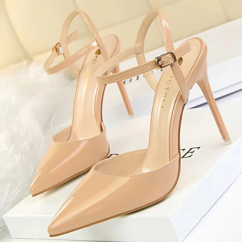 Sandália Stiletto Gala - Tiras Finas em Verniz com Salto Agulha de Grife