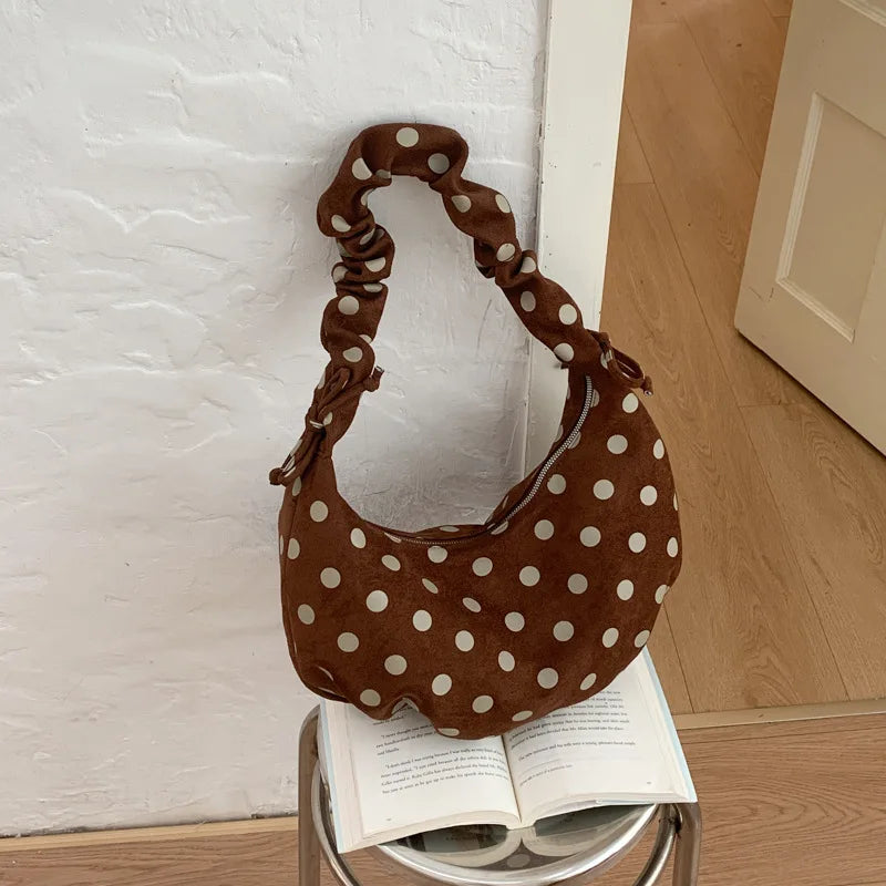 Mala Dumpling Suede Dot - Silhueta Pastel em Camurça Macia com Estampa Poá