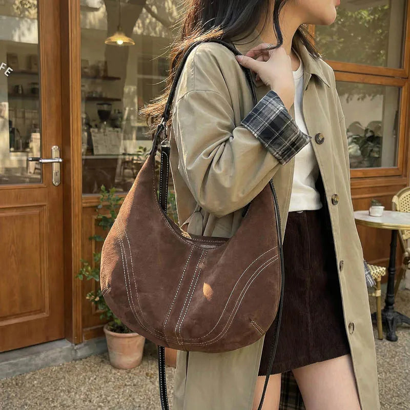 Mala Hobo Suede Stitch - Design de Costuras Retrô em Camurça Soft Versátil
