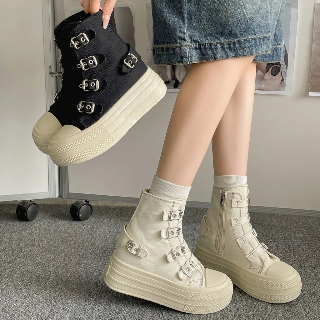 Bota Canvas Retro Bold - Salto Tratorado com Fivela Vintage em Lona Premium