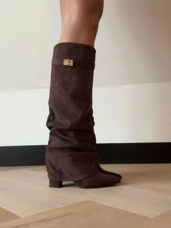 Bota Cano Alto Buckle Deluxe - Bico Fino com Detalhe de Fivela Premium