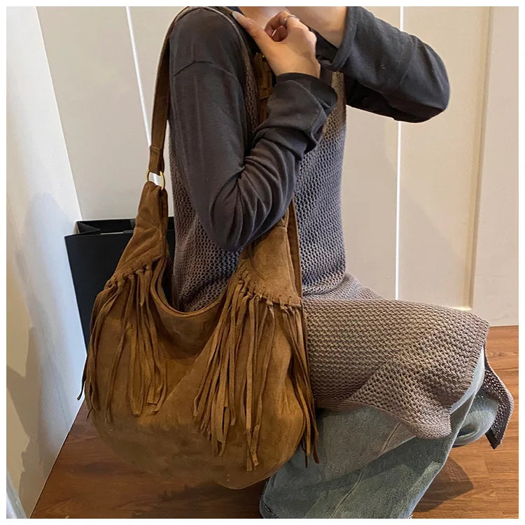Mala Hobo Suede Tassels - Estilo Boho Chique com Detalhe de Franja em Camurça Soft