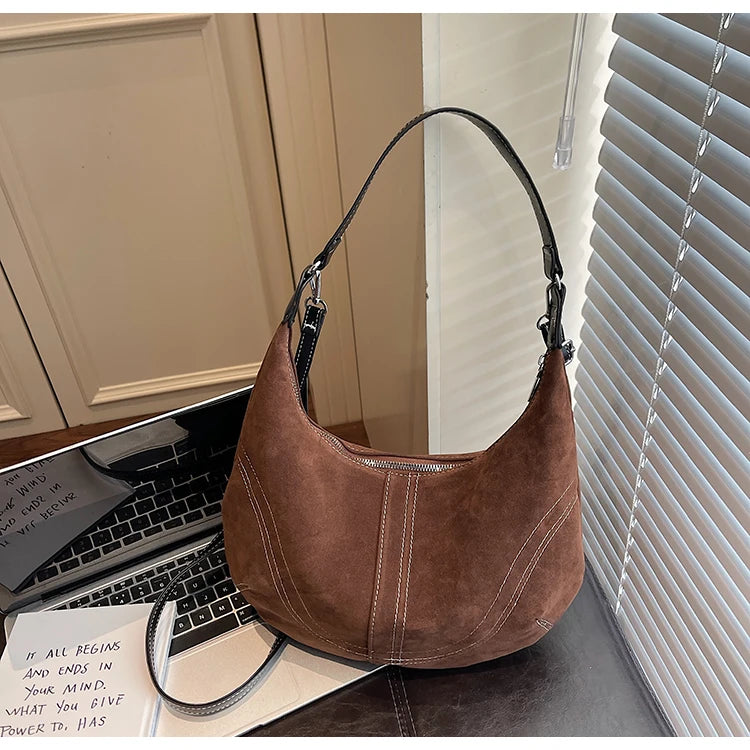 Mala Hobo Suede Stitch - Design de Costuras Retrô em Camurça Soft Versátil