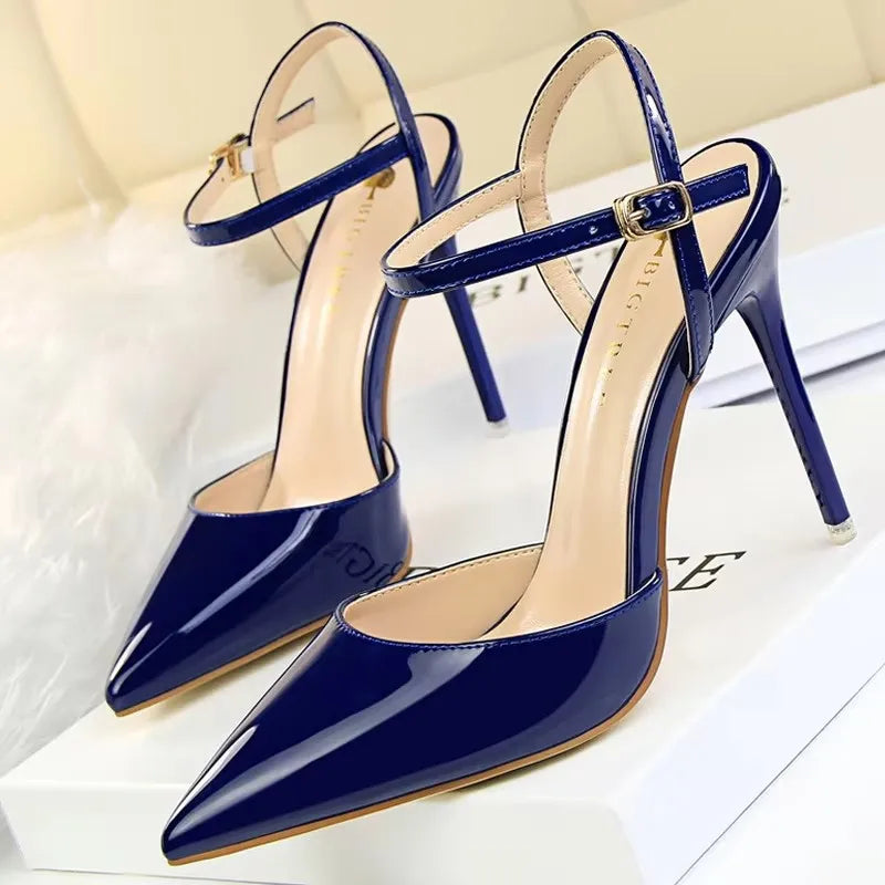 Sandália Stiletto Gala - Tiras Finas em Verniz com Salto Agulha de Grife