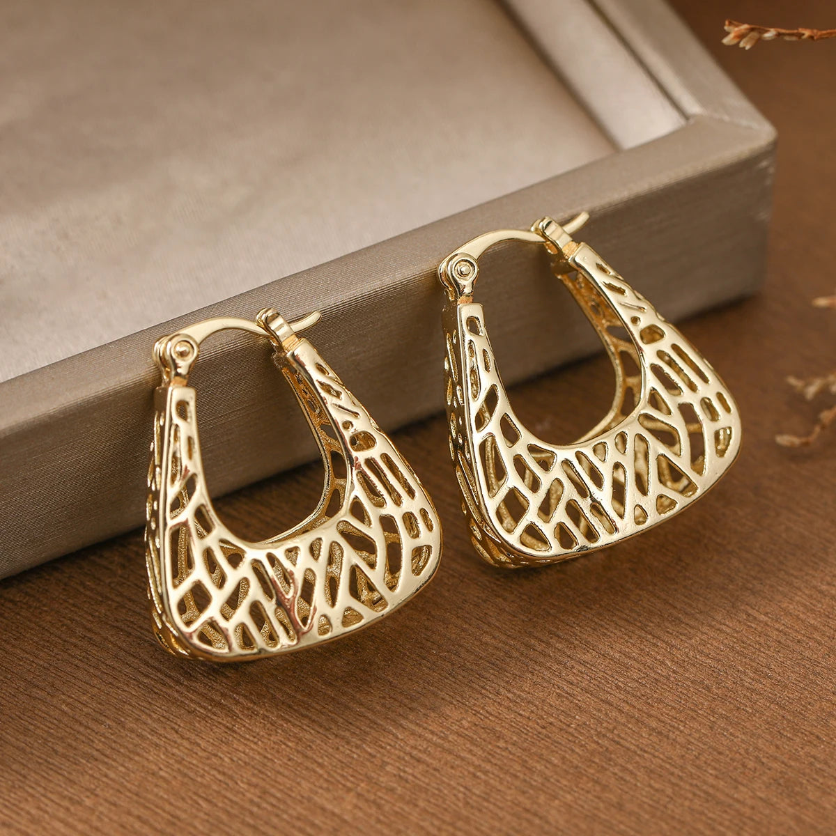 Brincos de Argola Triangular Vintage - Design Geométrico com Textura Retro