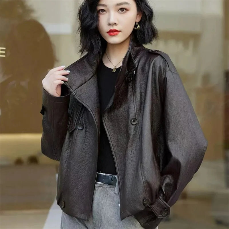 Jaqueta Couro Luxury Tailor - Acabamento High-End com Gola Lapela e Caimento Curto