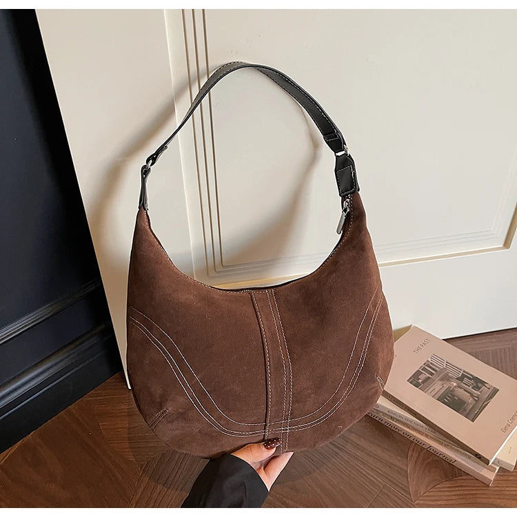 Mala Hobo Suede Stitch - Design de Costuras Retrô em Camurça Soft Versátil