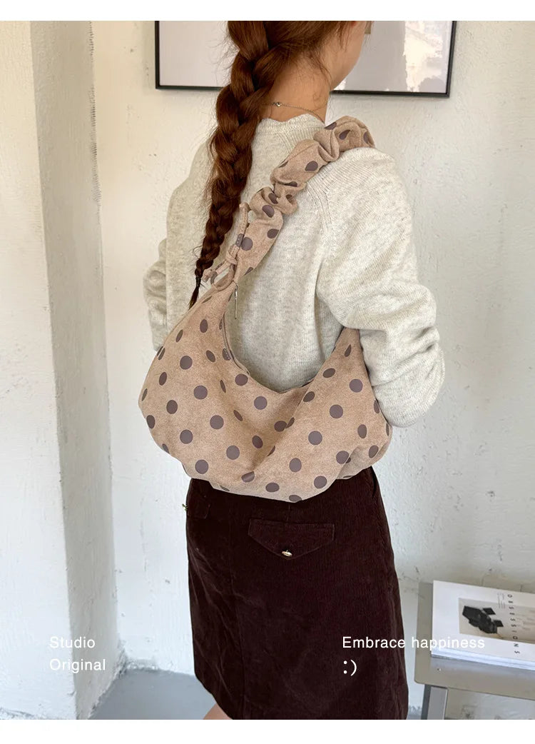 Mala Dumpling Suede Dot - Silhueta Pastel em Camurça Macia com Estampa Poá