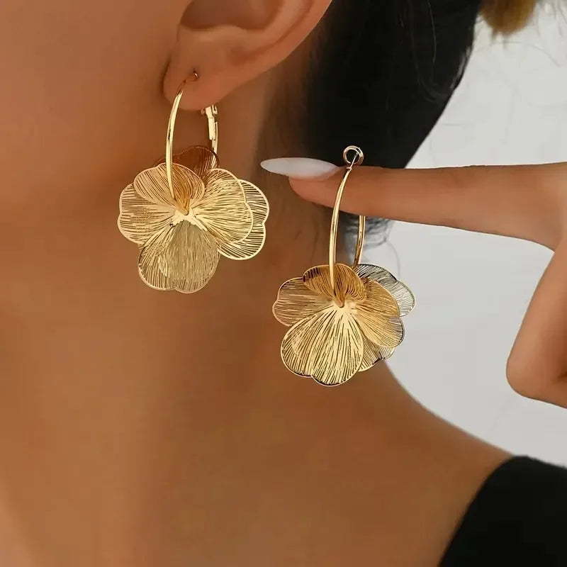 Brincos de Argola Vintage Blossom - Design Duplo com Flores Vazadas