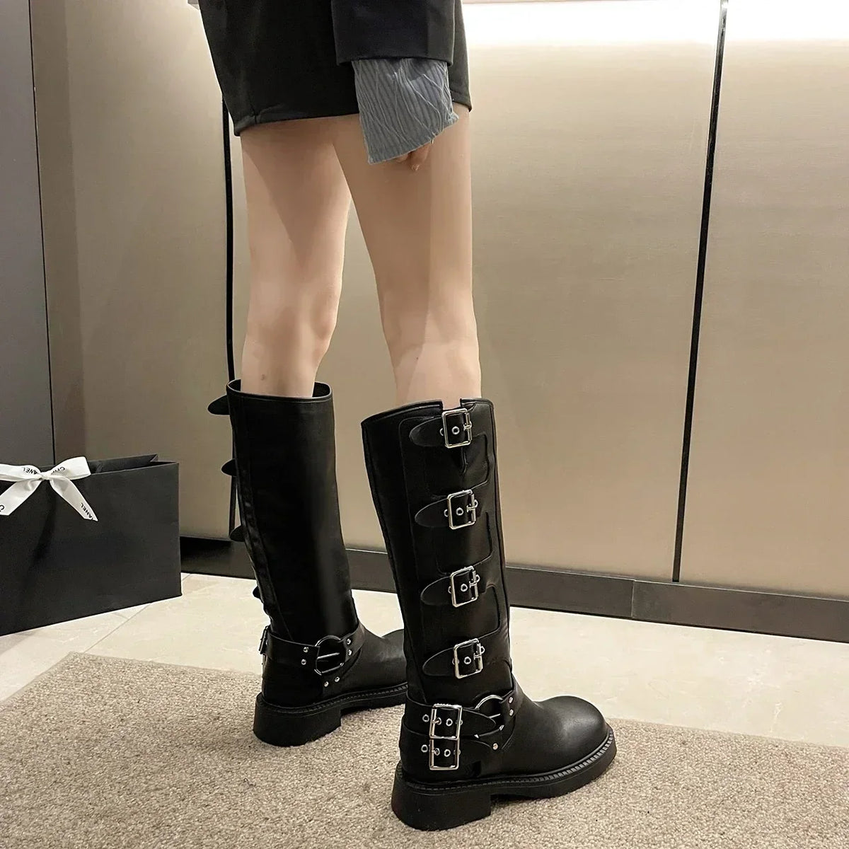 Bota Cano Alto Combat Shadow - Design Plataforma com Fivelas de Alta Moda