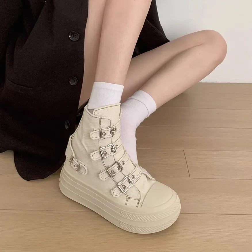 Bota Canvas Street Heritage - Design Cano Alto em Lona Premium com Fivelas Góticas