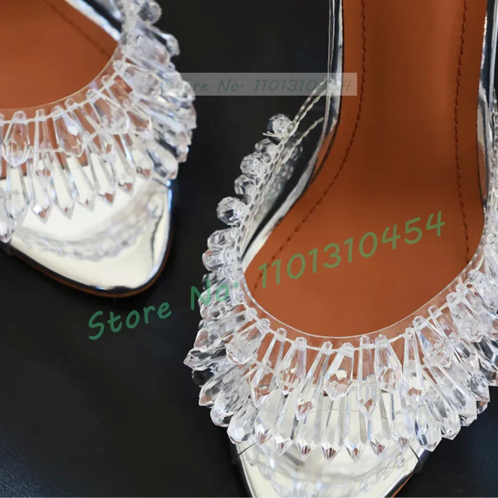 Tamanco Stiletto Crystal Drop - Salto Espelhado com Tiras Transparentes e Pingentes de Cristal