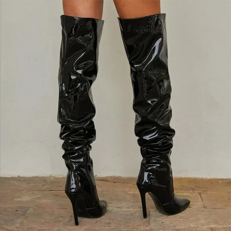 Bota Over-the-Knee Slim - Silhueta Ajustada com Bico Fino e Salto Agulha