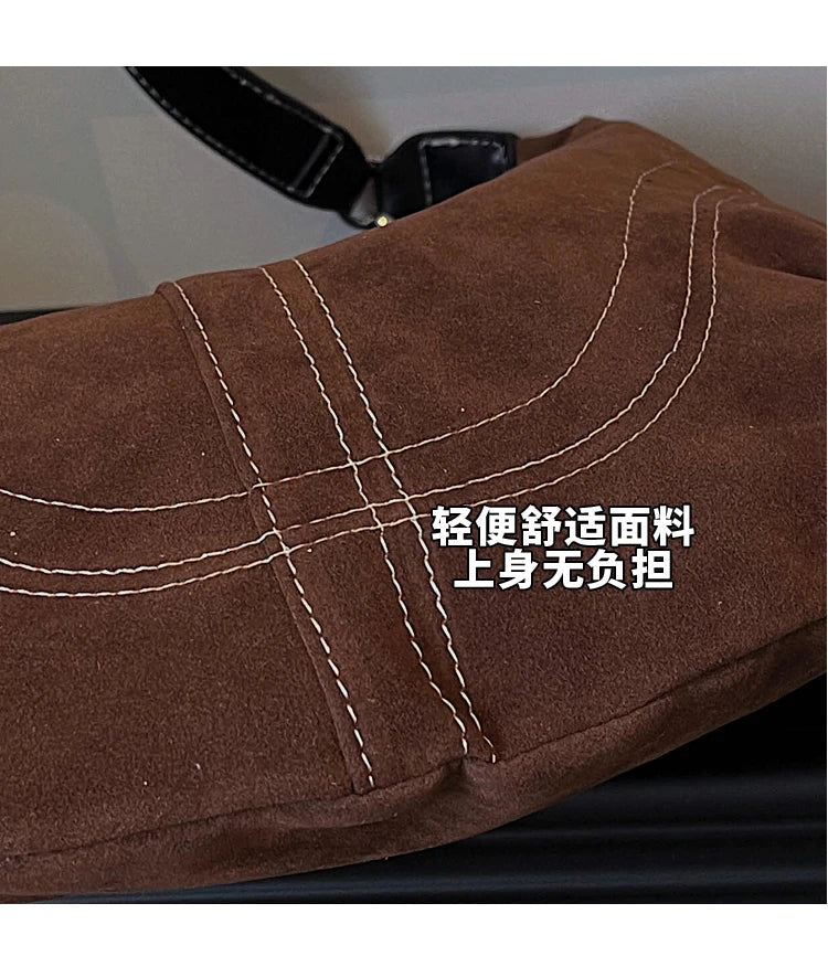 Mala Hobo Suede Stitch - Design de Costuras Retrô em Camurça Soft Versátil