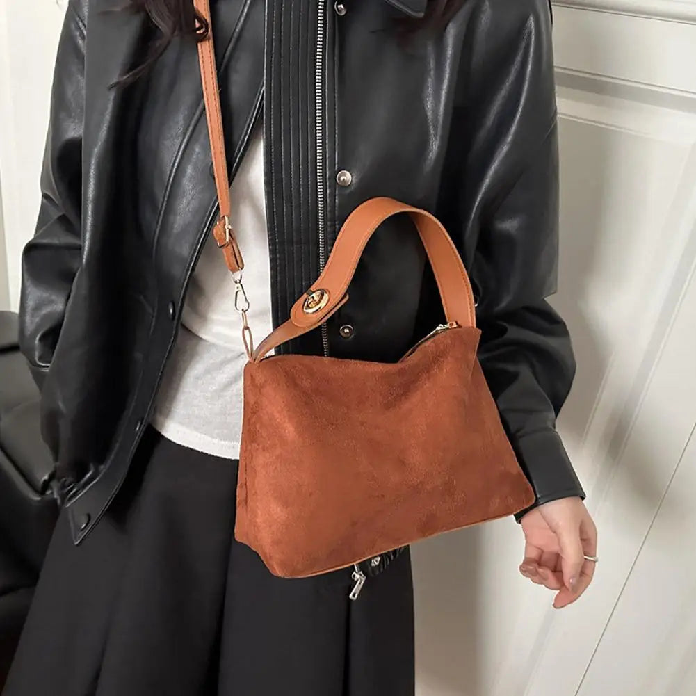 Mala Underarm Suede Classique - Silhueta de Axila Minimalista com Acabamento Fosco
