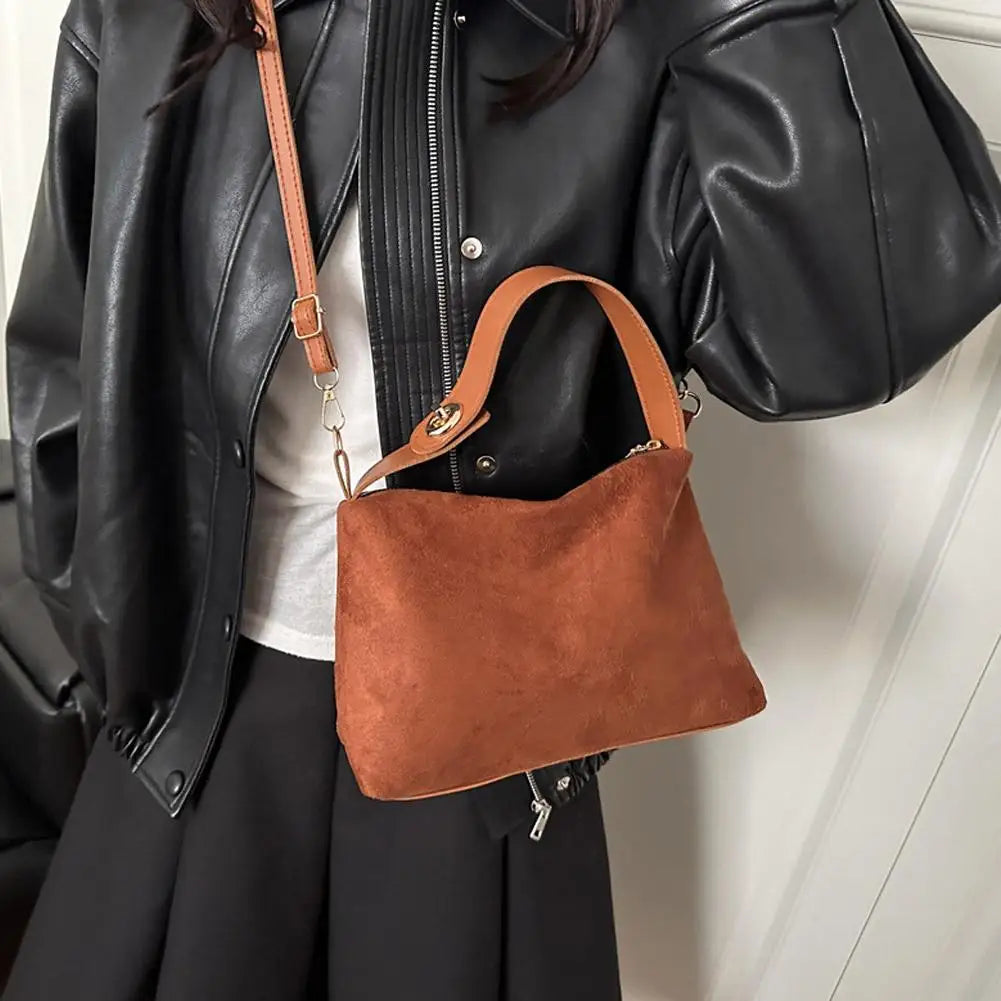 Mala Underarm Suede Classique - Silhueta de Axila Minimalista com Acabamento Fosco