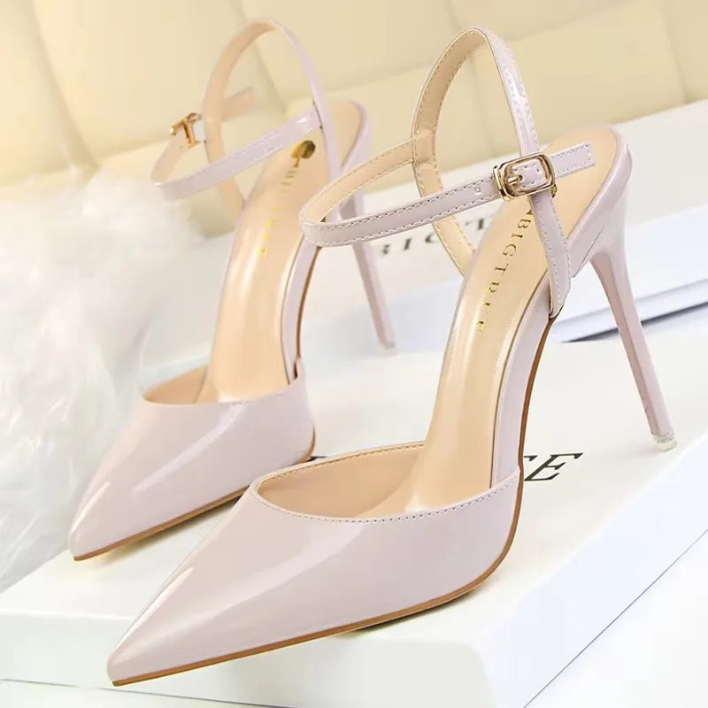 Sandália Stiletto Gala - Tiras Finas em Verniz com Salto Agulha de Grife