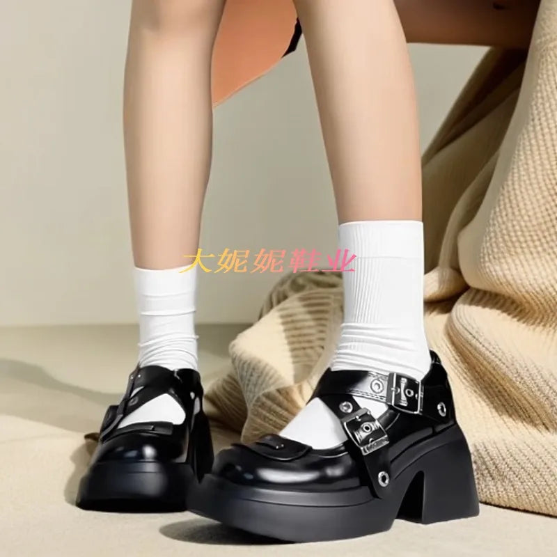 Sapato Mary Jane Punk Deluxe - Design Retro com Fivelas Metálicas