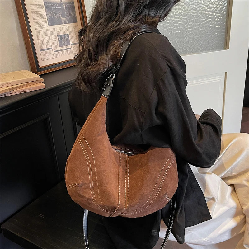 Mala Hobo Suede Stitch - Design de Costuras Retrô em Camurça Soft Versátil