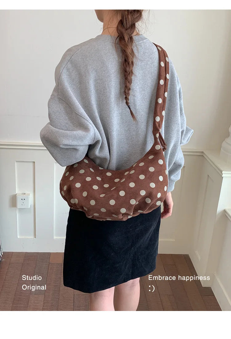 Mala Dumpling Suede Dot - Silhueta Pastel em Camurça Macia com Estampa Poá