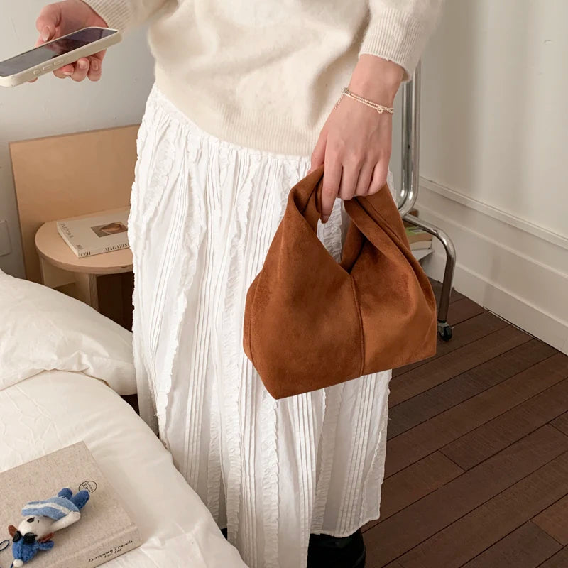 Mala Underarm Suede Petit - Silhueta Slouchy Compacta em Camurça Aveludada