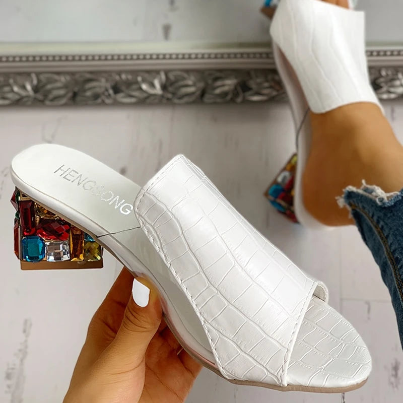 Sandália Flat Crystal Glow - Tiras Acolchoadas com Aplicação de Cristais Premium