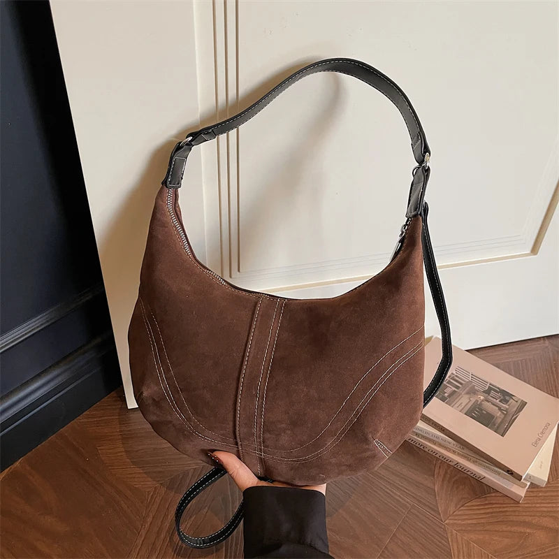Mala Hobo Suede Stitch - Design de Costuras Retrô em Camurça Soft Versátil
